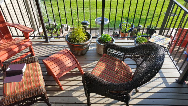 俯瞰花园平台和露台图片下载