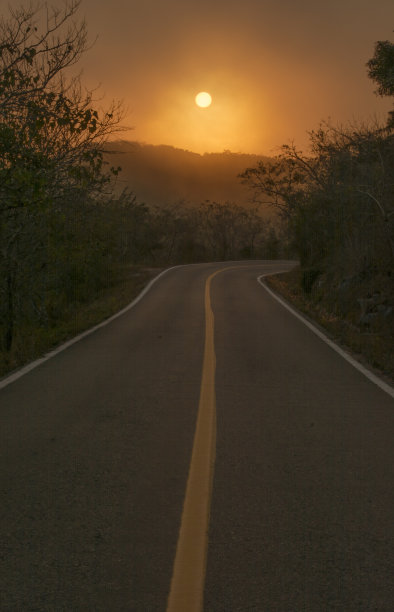 柏油路，太阳在天上图片下载