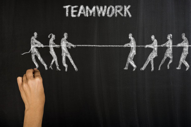 两组人在拉线，玩拔河图片下载