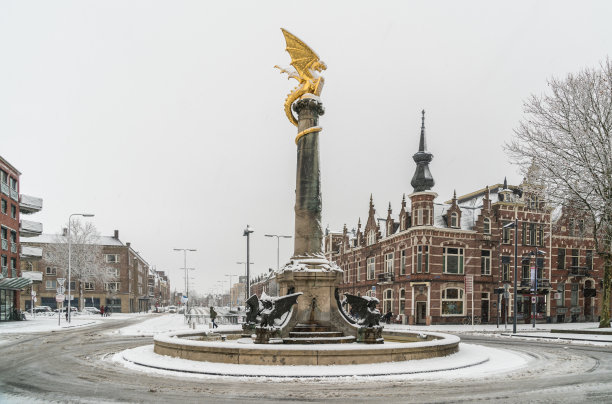 人们经过橘子纳苏aan喷泉图片下载