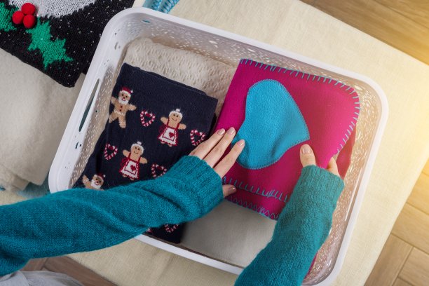 冬天的背景图片——女人手里拿着温暖的冬天的东西。图片下载