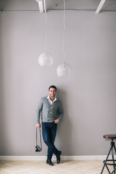 摄影棚里有一台老式相机的摄影师。图片下载