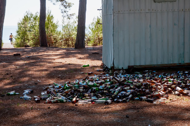 沙滩上的垃圾，玻璃瓶。图片下载