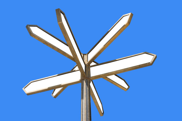 方向的迹象。象征着不同目的地的十字路口在蓝天的背景下。图片下载