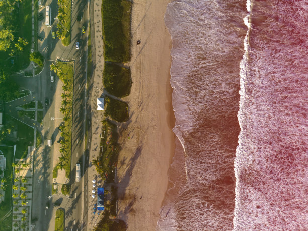巴西里约热内卢巴拉达蒂茹卡海滩的无人机照片。海浪拍打着白色的浪花，金色的沙子和木板人行道的海滩可以看到。彩色滤光片图片下载
