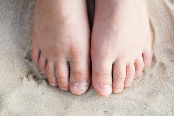 宝宝的腿在沙滩上。图片下载
