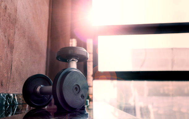 健身室的哑铃图片下载