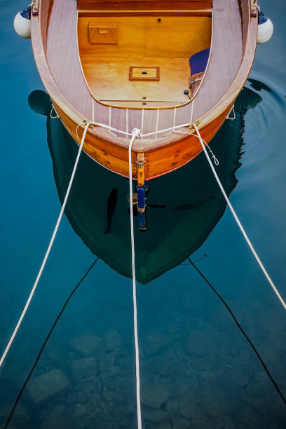 法国尼斯港的一艘渔船图片下载