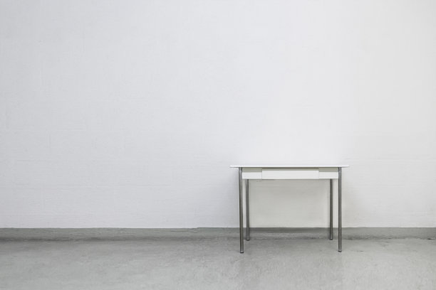 带桌子的洗衣房图片下载