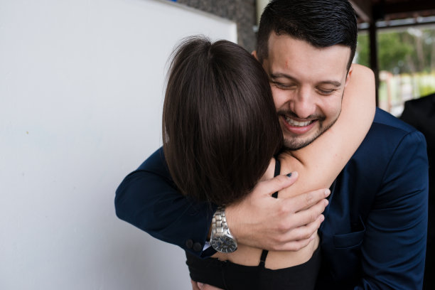 新郎拥抱和微笑图片下载