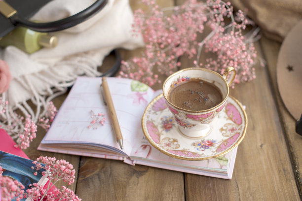 复古照片，香喷喷的咖啡，女人的配饰。早上好，咖啡厅。规划。文本,图片下载