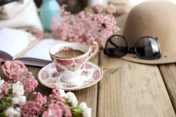 复古照片，香喷喷的咖啡，女人的配饰。戴上帽子和眼镜，早上好，咖啡厅。规划。文本图片下载