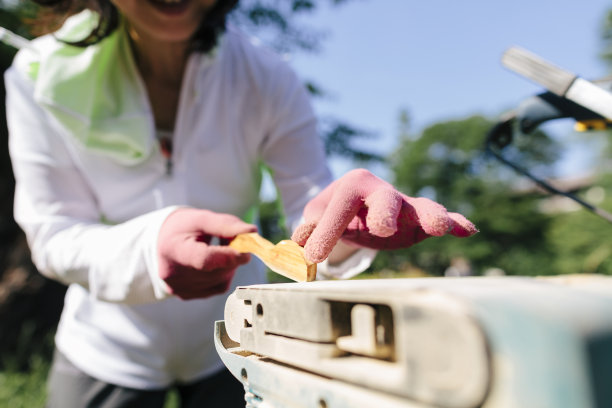 特写照片的成熟的日本妇女雕刻木材作为手工艺图片下载