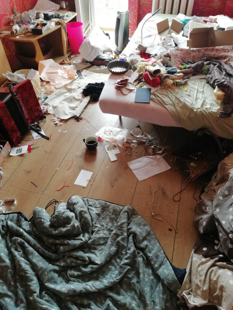 早上的卧室真的很乱图片下载