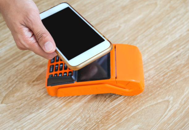 女性用智能手机支付图片下载