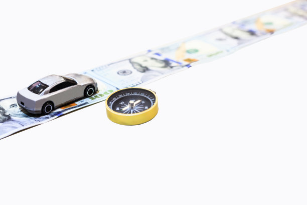银色的车在金钱的道路上用金色的指南针引导财富的正确方向，孤立在白色的背景上用剪影的路径图片下载