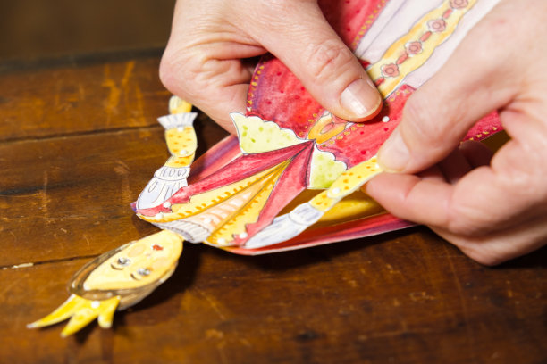 成熟的双手制作一个女王的手绘纸娃娃图片下载