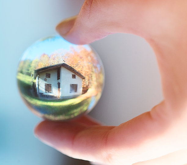 玻璃球反射的房子图片下载