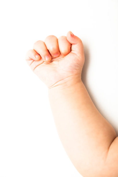 婴儿的手和伸出的手臂图片下载