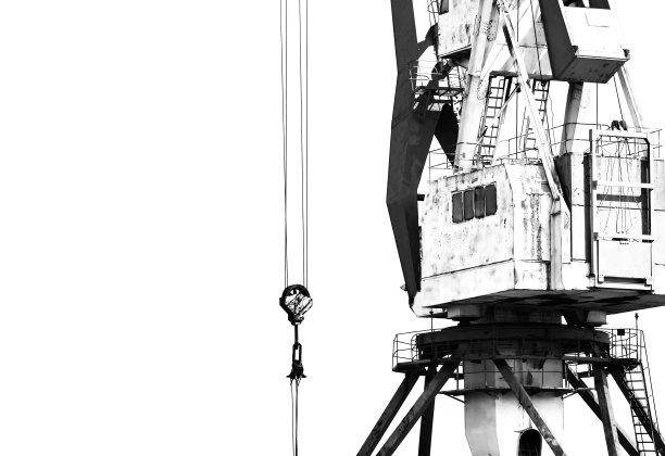 旧港口起重机和跑道上的赛跑者。黑白照片与自由空间的对比图片下载