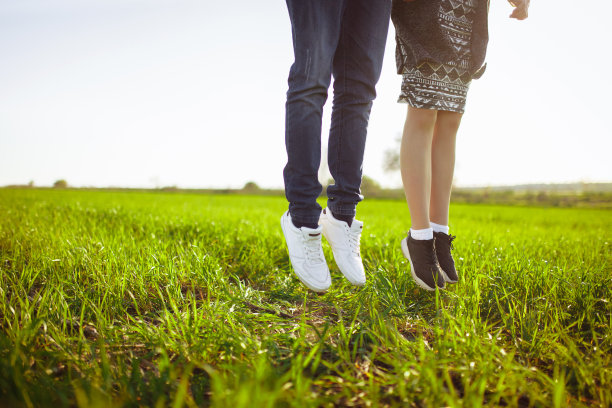 年轻，快乐，相爱的夫妇，户外，照片脚在跳，享受彼此，广告，并插入文本图片下载