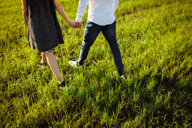 年轻，快乐，相爱的夫妇，户外，照片脚在跳，享受彼此，广告，并插入文本图片下载