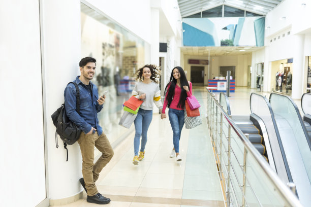 游客在购物中心使用智能手机图片下载