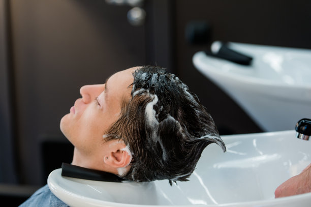 一个年轻人在美发厅洗头图片下载