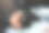 一个年轻人在美发厅洗头图片下载