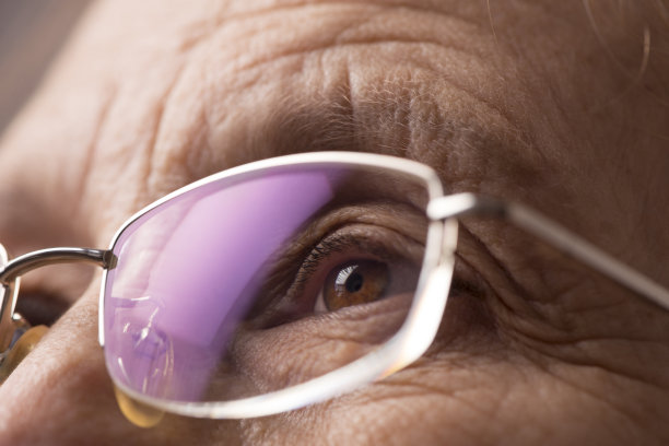 用眼镜拉近成熟女人的眼睛。图片下载