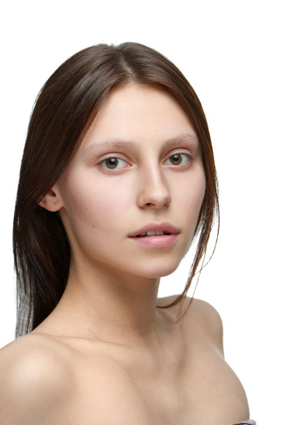 一个没有化妆的女孩看着相机的肖像。图片下载