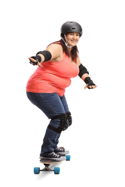 穿着防护服骑长板的超重妇女图片下载