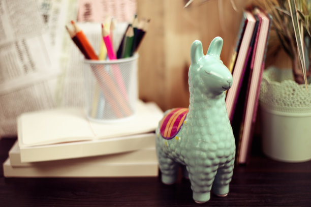 羊驼在工作台上，拿着书和铅笔，回到了学校的概念图片下载