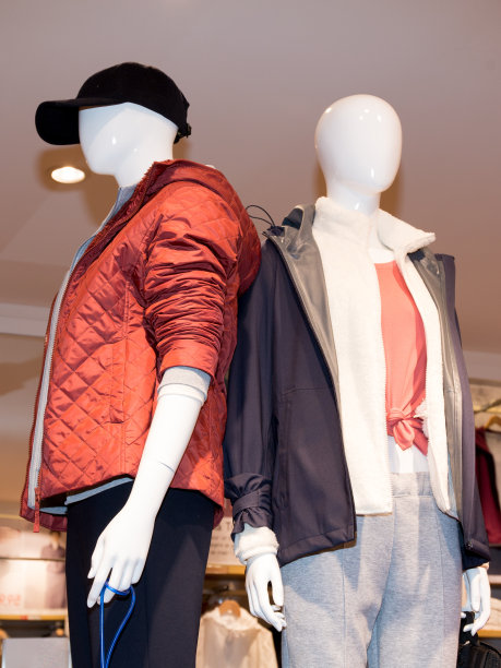 模特和男人在陈列室展示服装图片下载