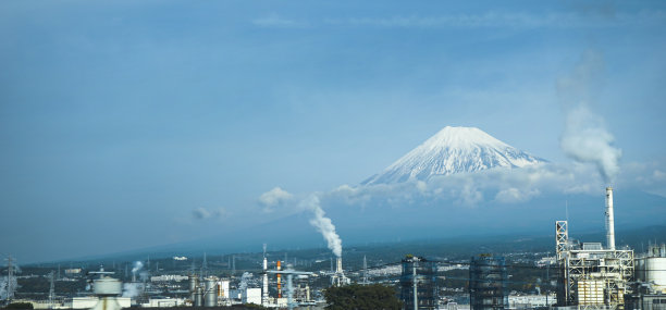 以富士山为背景的工业区图片下载