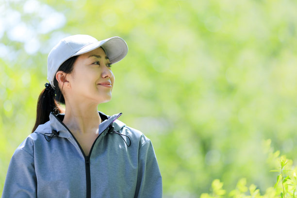 带着绿色模糊的亚洲女人素材图片