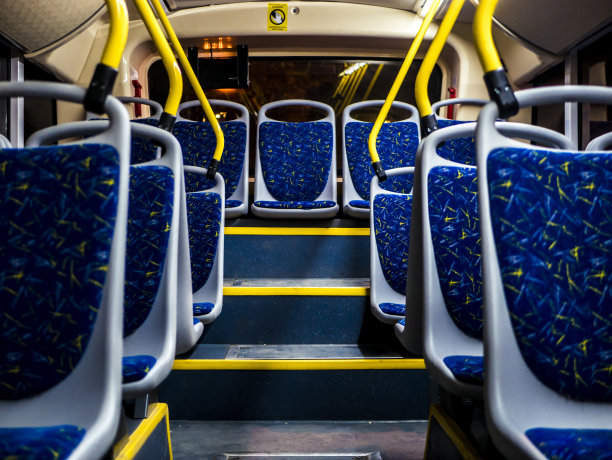 在市内行驶的夜间巴士的内部座位图片下载