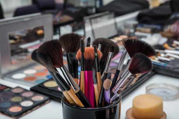 化妆刷和眼影图片下载