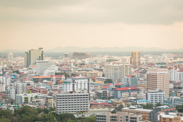 在白天建造城市景观。泰国芭堤雅城。(老式温暖的语气)。图片下载