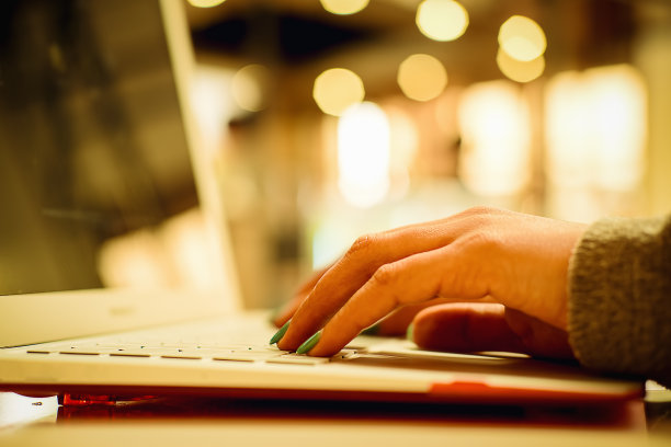 女性手在咖啡厅键盘上打字的特写照片。在办公室工作的商业女性。商务女性双手忙着在办公桌上使用笔记本电脑，学生坐在木桌上用电脑打字图片下载