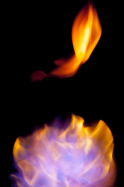 火焰抽象背景上的黑色图片下载