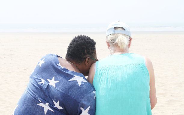 两个成熟的女人在海滩上放松图片下载