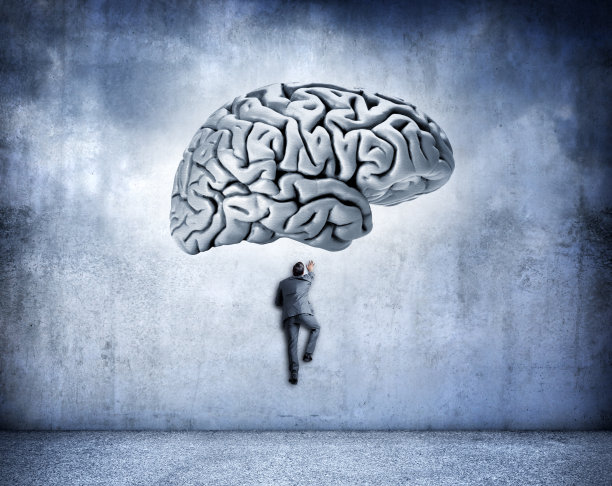 人爬墙向他上方的大人脑图片下载