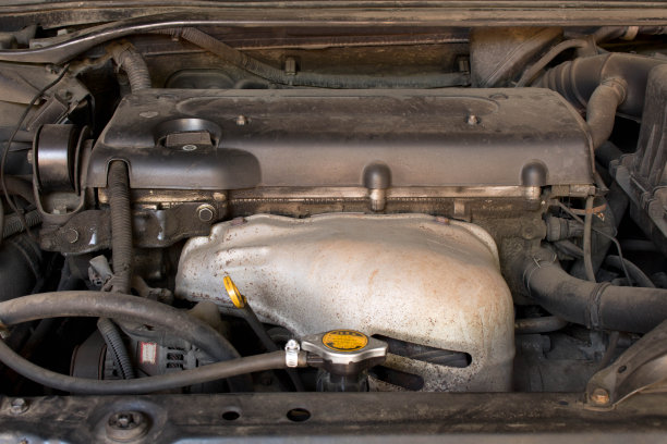 又脏又旧的汽车引擎。在车库里图片下载