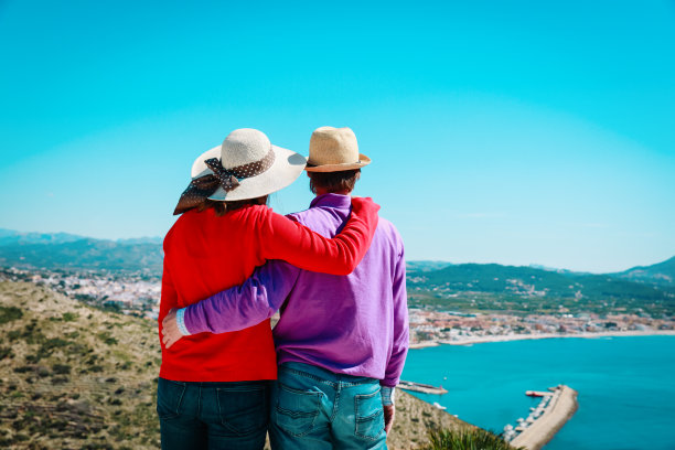 幸福的年轻夫妇去欧洲旅行图片下载