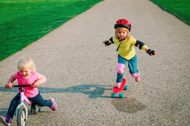 可爱快乐的女孩骑自行车和滑板图片下载