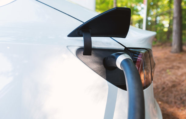 给电动汽车充电的人图片下载