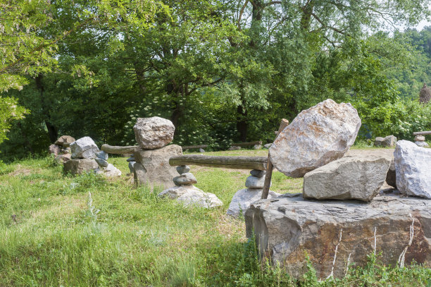 木栅栏与石头图片下载