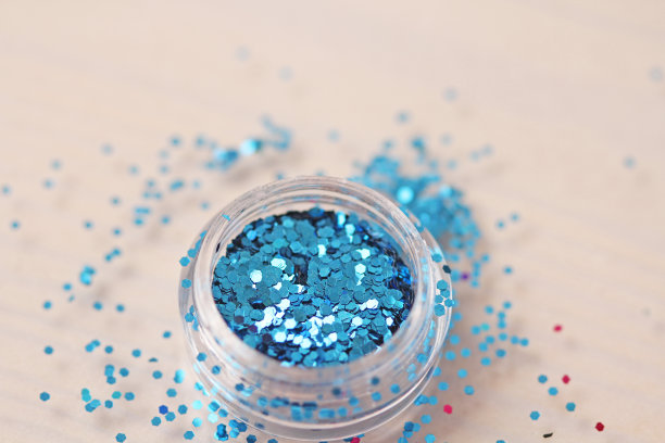 盒子里钉子设计用的蓝色亮片。在jar闪闪发光。指甲用锡箔。组照片。闪闪美丽，闪闪发光图片下载