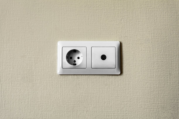 公寓房间石膏板墙上的电源插座和电视插座正在施工、改造、翻新、扩建、修复和重建中。图片下载